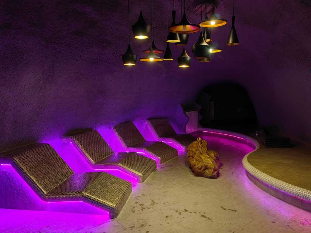 Megvilágított pihenőtér a demjéni Cascade barlangfürdőben