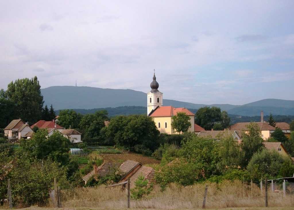Mátraderecske a Mátra lábánál, háttérben a Kékes csúcsa
